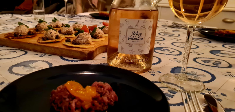 Gedekte tafel Reis door de wijn